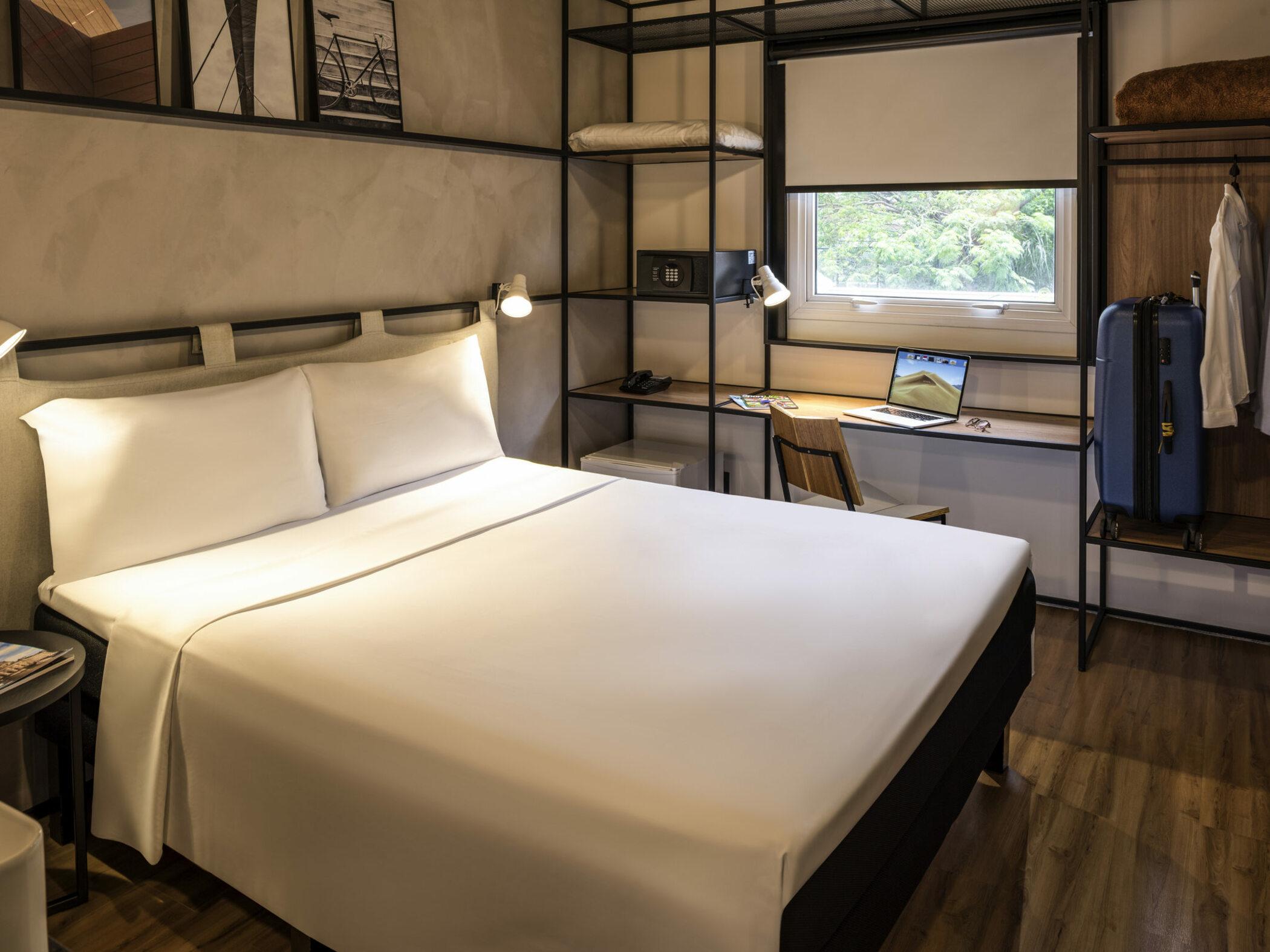 Ibis Brussels Centre Chatelain Иксель Экстерьер фото