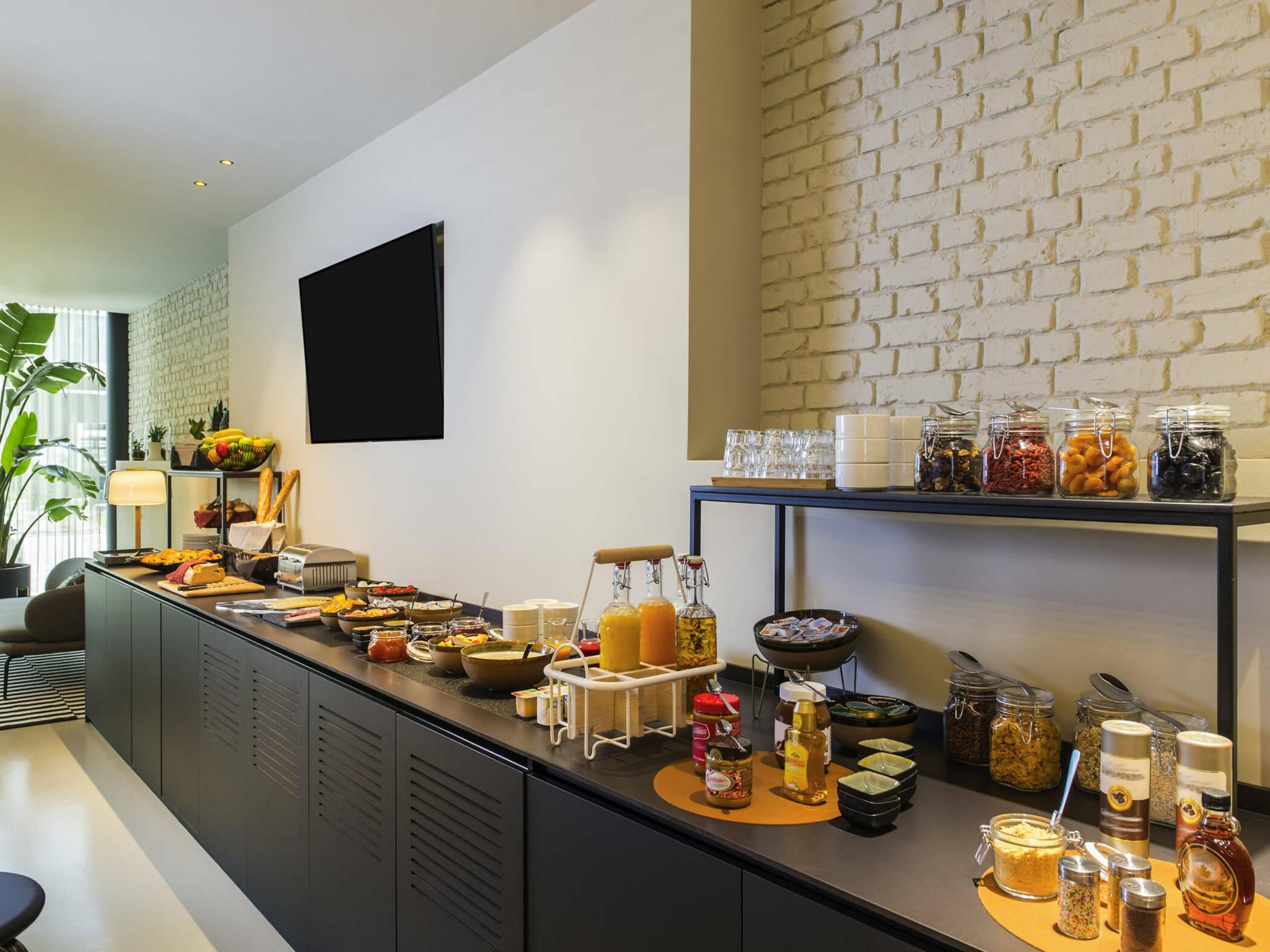 Ibis Brussels Centre Chatelain Иксель Экстерьер фото
